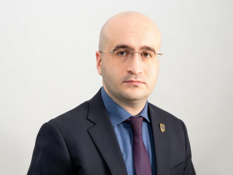 Министр юстиции Абхазии Анри Барциц рассказал в интервью Апсныпресс о работе Службы судебных исполнителей, которая входит в структуру Министерства юстиции.