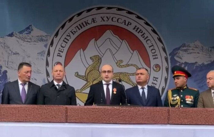 В рамках празднования, посвященного 34-летию Дня Республики Южная Осетия, Анри Барциц зачитал текст поздравления от лица Президента Республики Абхазия Аслана Бжания.
